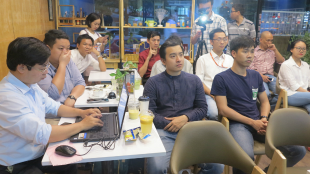 Các mentor tập trung theo dõi bài chia sẻ của anh Đặng Minh Tuấn và liên tiếp đặt câu hỏi cho diễn giả,.