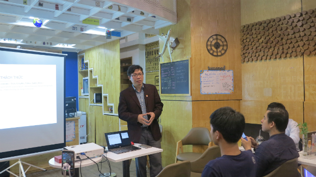 Diễn giả Đặng Minh Tuấn nhiệt tình chia sẻ các kiến thức mà anh đã nghiên cứu chuyên sâu về công nghệ Blockchain với các mentor của ĐH FUNiX và giải đáp các thắc mắc của họ.