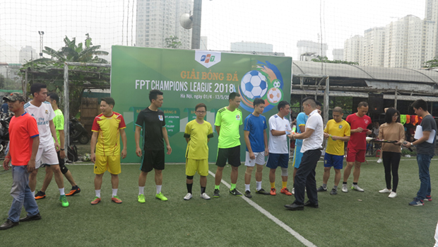 <p> Tại buổi khai mạc giải FPT Champion League diễn ra trên sân bóng Ngọc Bảo (68 Vũ Phạm Hàm, Hà Nội), các thành viên Ban tổ chức trao băng-rôn và huy hiệu đội trưởng cho các đội tham gia.</p>