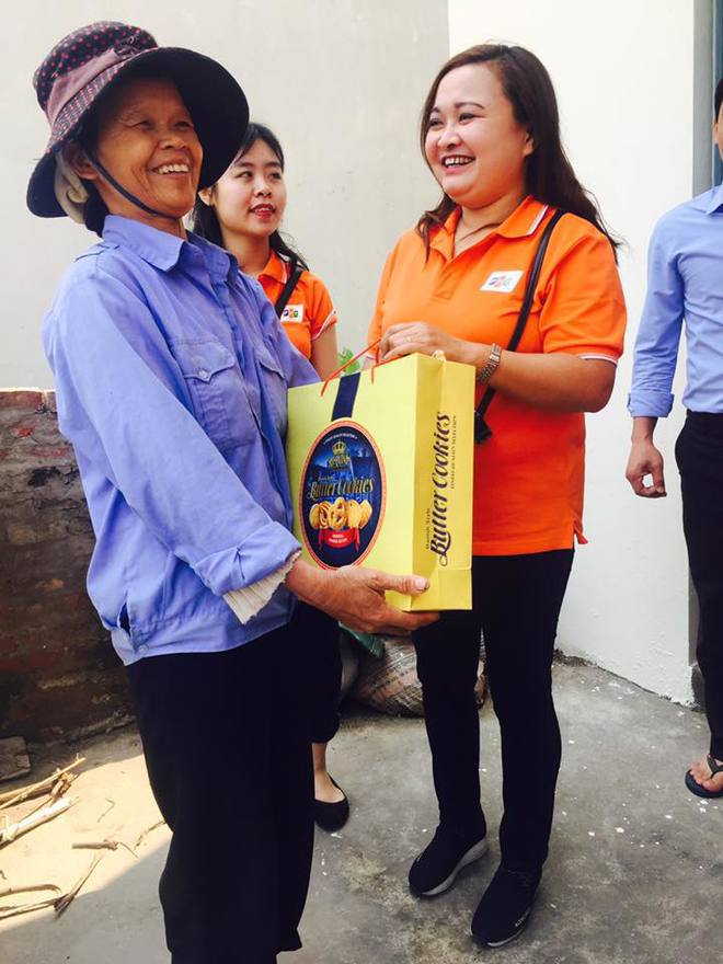 <p> Chị Nguyễn Thị Hải Vân, FPT Software, đang trao quà cho một hộ gia đình trong chuyến thiện nguyện hôm 11/3 vừa qua.</p>