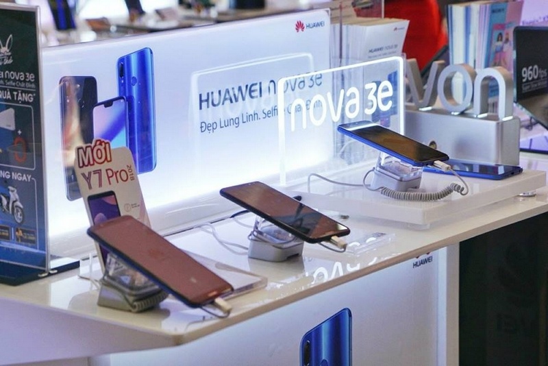 <p class="Normal"> Nguyễn Việt Hoàng, Phó tổng Giám đốc ngành hàng di động của Huawei Vietnam Consumer,<span> cho biết, n</span><span>ăm nay Nova 3e rất đẹp, thiết kế không thua kém bất cứ sản phẩm nào ở phân khúc cận cao cấp. "Đây chắc chắn là xu hướng màn hình của năm nay", ông Hoàng nói.</span></p>
