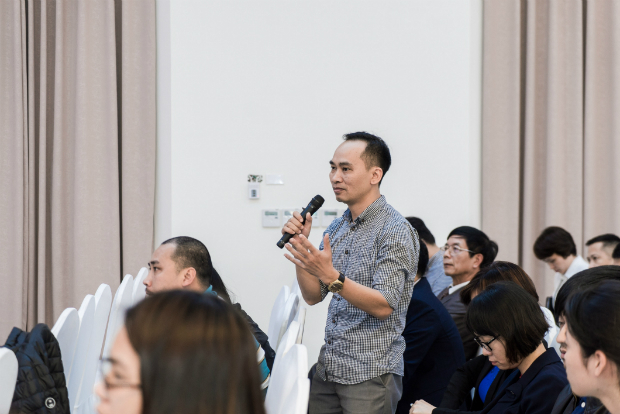 Phần cuối chương trình, các học viên tham dự hào hứng đặt câu hỏi cho anh Trương Gia Bình với mong muốn hiểu rõ hơn về mật mã BFR mà anh chia sẻ để có thể áp dụng vào doanh nghiệp của mình. Ảnh: Lý Hoài Sơn.