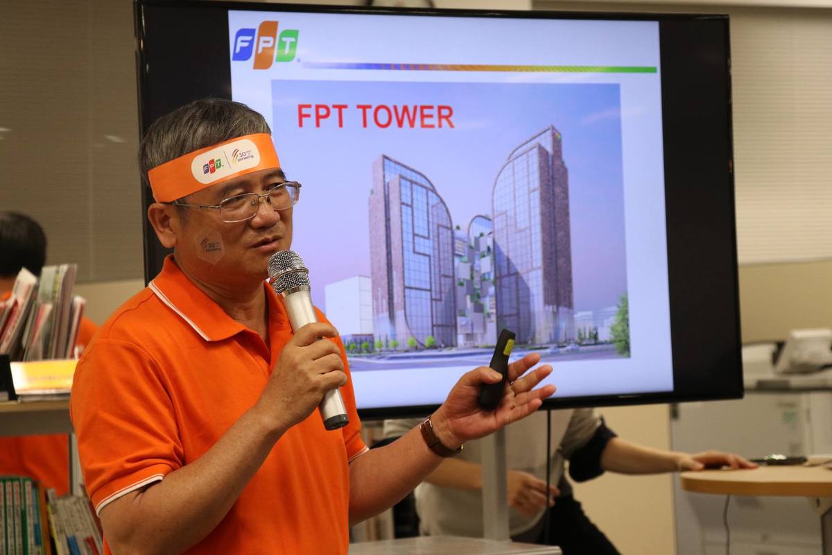 <p> Mở đầu, CEO nhà F "khoe" thành quả của FPT thông qua cơ sở vật chất - những trụ sở/campus của tập đoàn tại Việt Nam. Tính đến năm 2017, FPT đã có 17 khu tổ hợp văn phòng làm việc, đào tạo. Trong đó 11 khu đã đưa vào sử dụng, 6 khu đang xây dựng. </p>