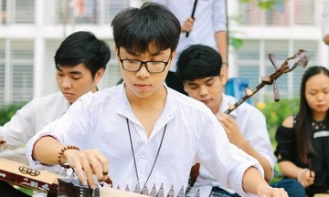 Sinh viên FPT học CNTT, chơi thạo 5 loại nhạc cụ dân tộc