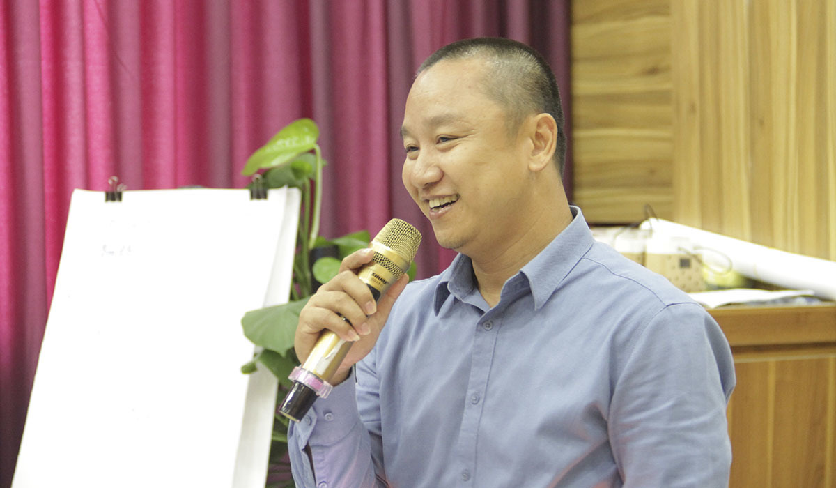 <p style="text-align:justify;"> GĐ FPT Telecom Vùng 4 Nguyễn Thế Quang cho biết ấn tượng đầu tiên với CEO Hoàng Việt Anh là khả năng ngoại ngữ tốt và đi công tác nước ngoài thường xuyên để làm việc với những khách hàng lớn nhất thế giới. </p>