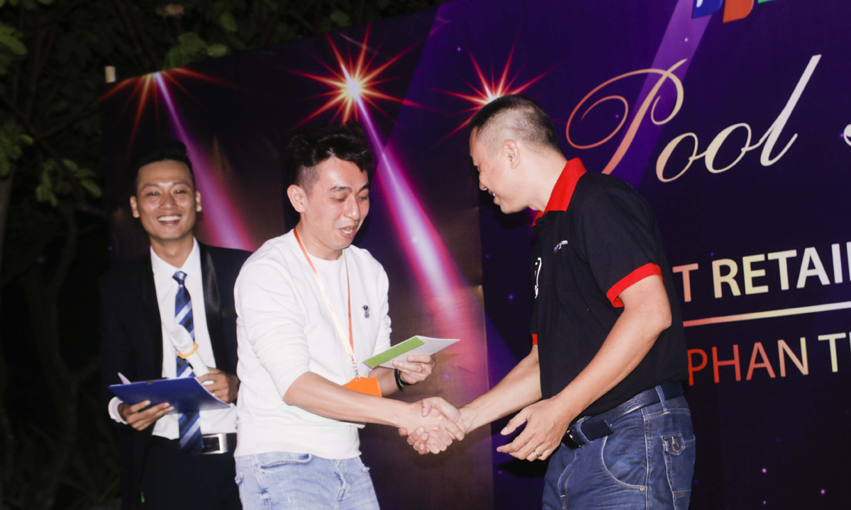 <p> Anh Lâm Minh Hùng, Giám đốc Công ty Du lịch Thanh niên Thời đại, đơn vị đồng tổ chức, tặng voucher trị giá 3 triệu đồng như một món quà cho anh Huy nhân dịp sinh nhật.</p>