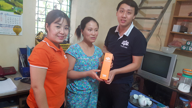 <p> Chị Nguyễn Thị Thanh Hải, chi nhánh HN5, cùng chụp ảnh lưu niệm tại nhà khách hàng cùng với anh Đỗ Văn Nghĩa, Truyền hình FPT.</p> <p>  </p>