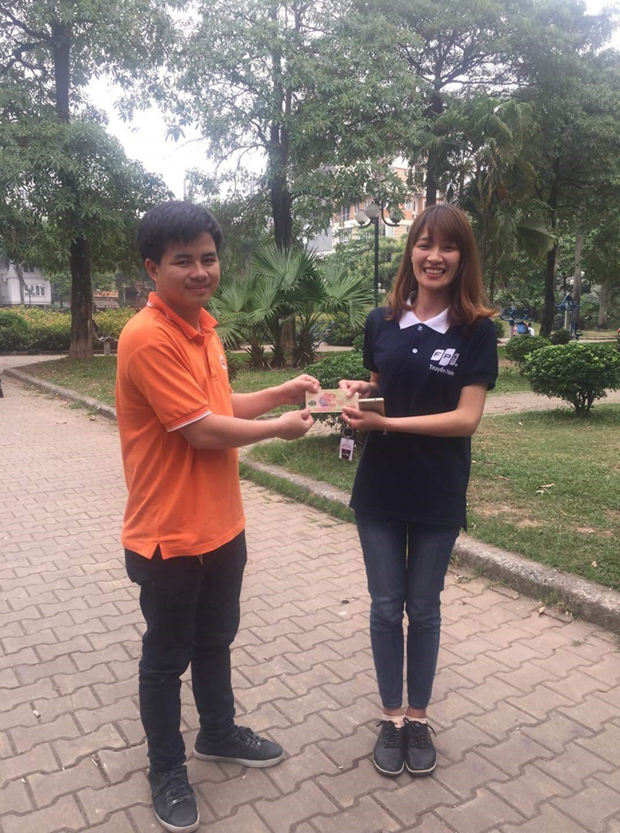 <p> Anh Lên Văn Tiến, Trưởng phòng kinh doanh HN3, trao thưởng cho nữ salesman ngay sau khi chốt được hợp đồng trong dịp cuối tuần.</p>