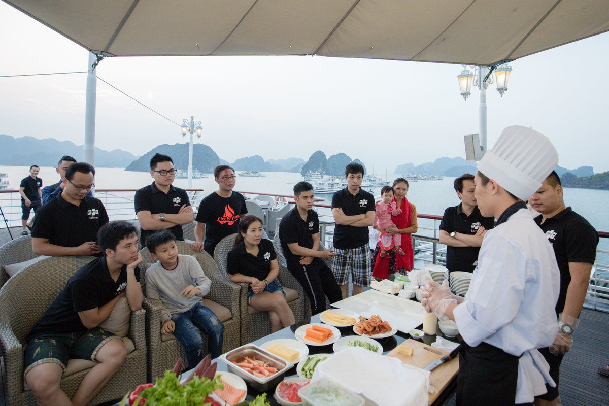 <div style="text-align:justify;"> Lớp hướng dẫn nấu ăn trên du thuyền là một hoạt động vừa vui vừa bổ ích giúp cho người FPT tìm hiểu về ẩm thực Việt Nam khi tham gia một tour du lịch trên Vịnh Hạ Long.</div>