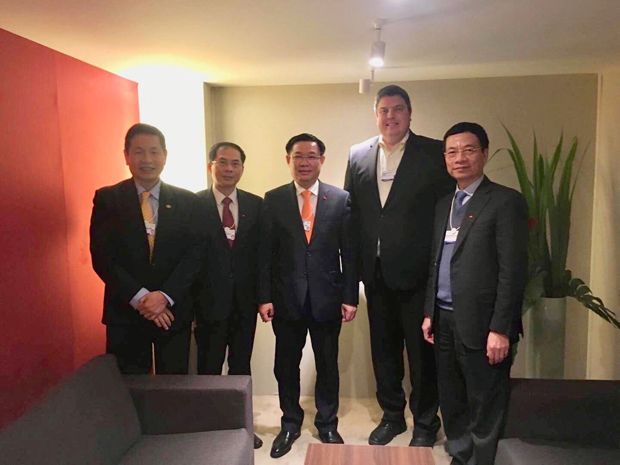 Chủ tịch FPT Trương Gia Bình (ngoài cùng bên trái) trong Diễn đàn Kinh tế thế giới (WEF) 2018 tại Thụy Sĩ.