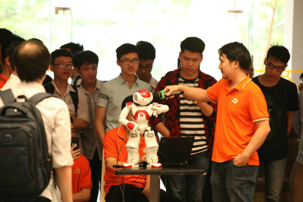 Anh Lê Ngọc Tuấn, Trưởng phòng IoT Ban Công Nghệ FPT trực tiếp hướng dẫn các đội thi đấu robot.