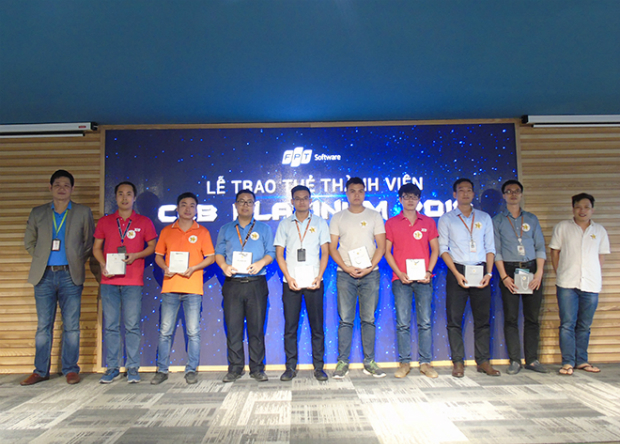 Anh Đỗ Ngọc Hoàng, GĐ Nguồn nhân lực FPT Software trao thẻ thành viên Platinum cho các CBNV.