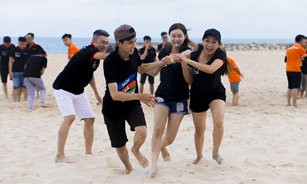 <p class="Normal"> Sau phần chia sẻ của chị Trần Thu Hà là chương trình teambuilding bãi biển với nhiều trò chơi thú vị.</p> <p class="Normal">  </p>