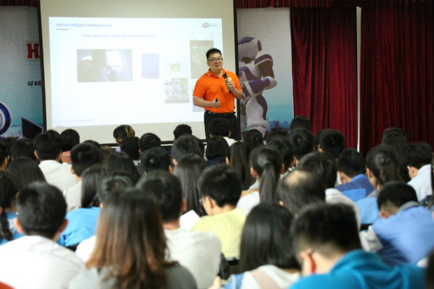 "Sau 4-5 năm nữa, tôi muốn các bạn sẽ trở thành đồng nghiệp của tôi", anh Hoàng Nam Tiến chia sẻ với học sinh THPT các trường tham gia Hola Tech Day 2018 tại ĐH FPT.