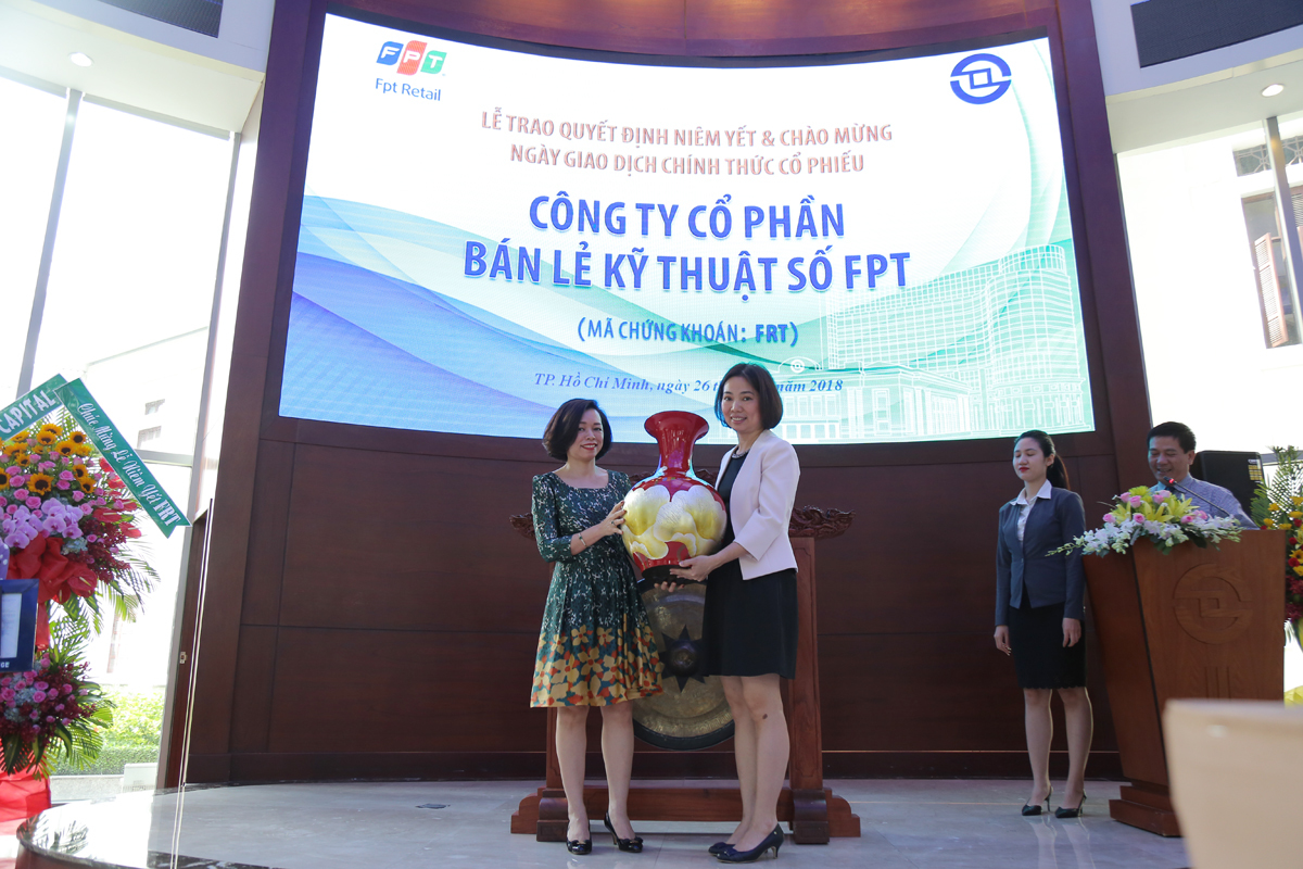 <p> Chủ tịch Nguyễn Bạch Điệp tặng món quà lưu niệm cho HOSE ghi dấu mốc ngày chào sàn.</p>