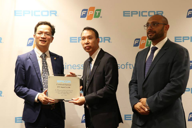 Phó Chủ tịch EPICO Khu vực Châu Á Vincent Tang trao tặng CEO Trần Đăng Hoà kỷ niệm chương về sự khởi đầu tốt đẹp của mối quan hệ giữa Epicor và FPT Japan.