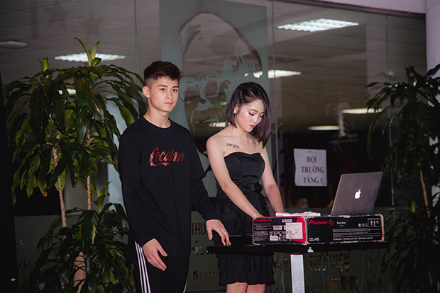 <p> Tiết mục mở bàn sôi động của hai bạn trẻ Lê Thị Quỳnh Anh và Trương Việt Hoàng. Quỳnh Anh hâm nóng bầu không khí bằng việc hoá thân trở thành một cô nàng DJ với những bản nhạc EDM (Electronic Dance Music). </p> <p>  </p>