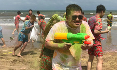 Chủ tịch FPT Software cùng nhân viên tập trận súng nước ngoài biển