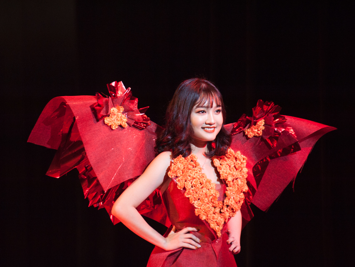 <p> Theo nhà thiết kết Phạm Ngọc Trang Linh, cô rất hồi hộp khi các người đẹp dạo bước trên sân khấu. ''Trang phục bằng giấy nên tôi lo lắng có sự cố xảy ra''. </p>