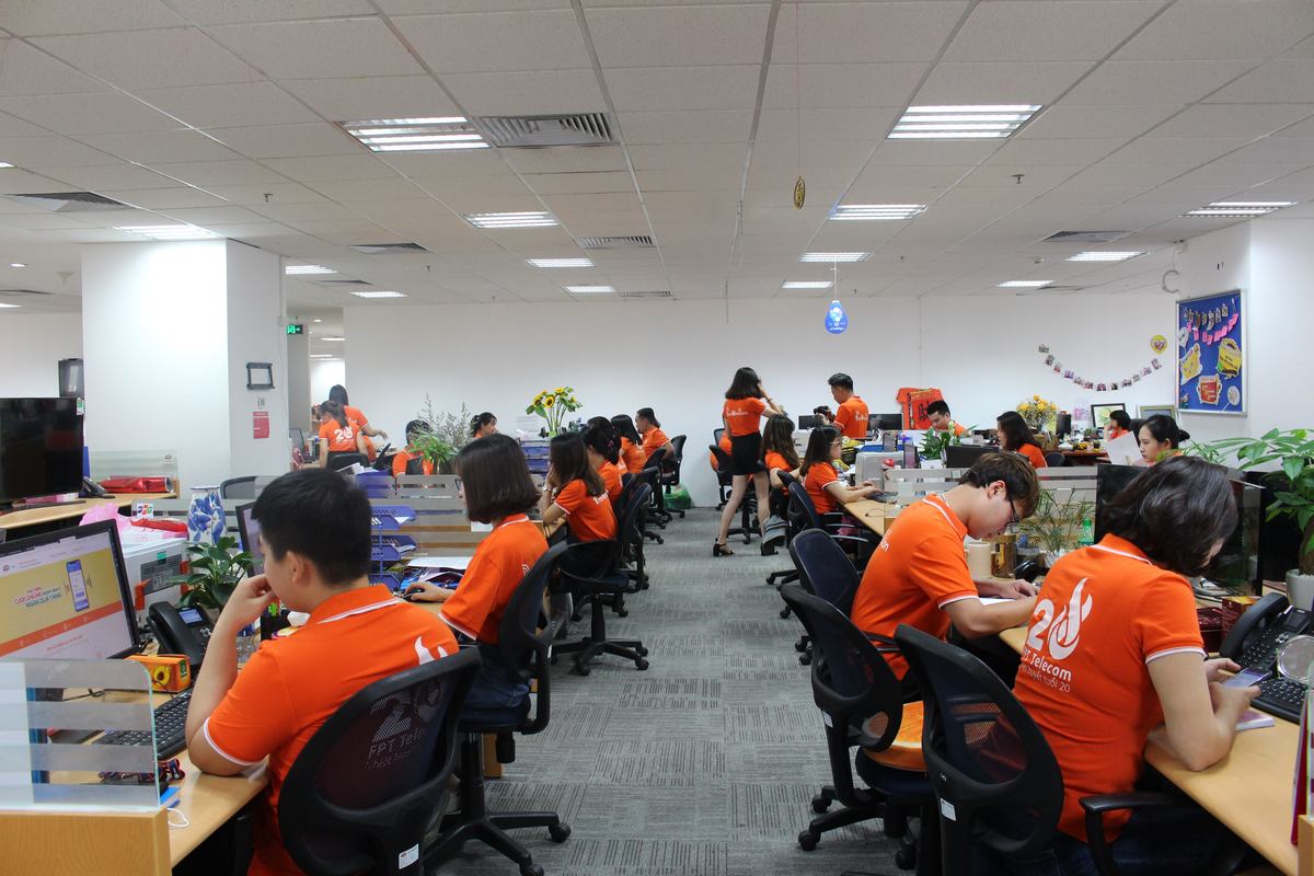 <p> Văn phòng FPT Telecom Hà Nội tại tòa nhà PVI cũng phủ kín sắc cam.</p>