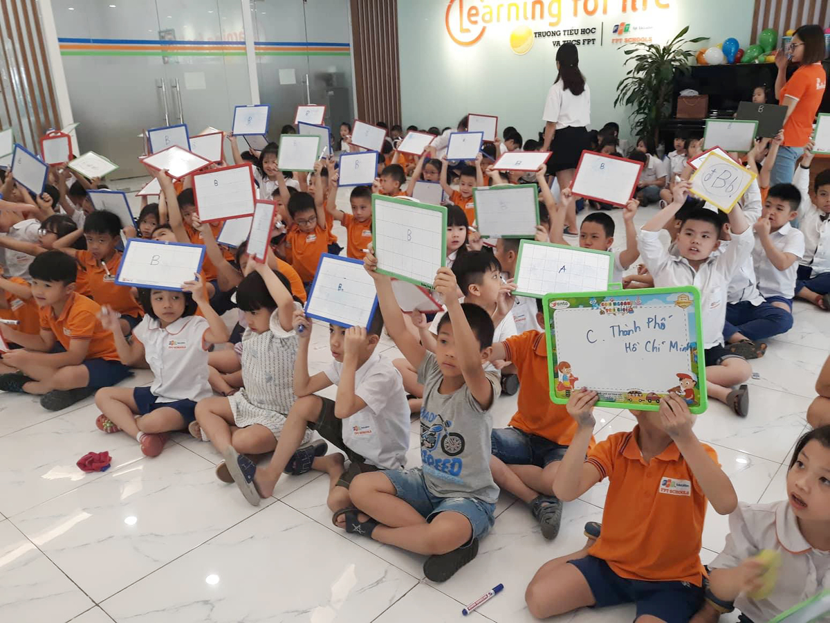 <p> Trước khi tham gia Ngày hội sách, 136 học sinh toàn trường rất hào hứng tham gia chương trình Rung chuông vàng với 20 câu hỏi cả tiếng Việt và tiếng Anh. Các câu hỏi tập trung xoay quanh chủ đề về học tập, đời sống hằng ngày của các bé. <em>Ảnh:</em> <strong>Diệu Anh</strong>.</p>