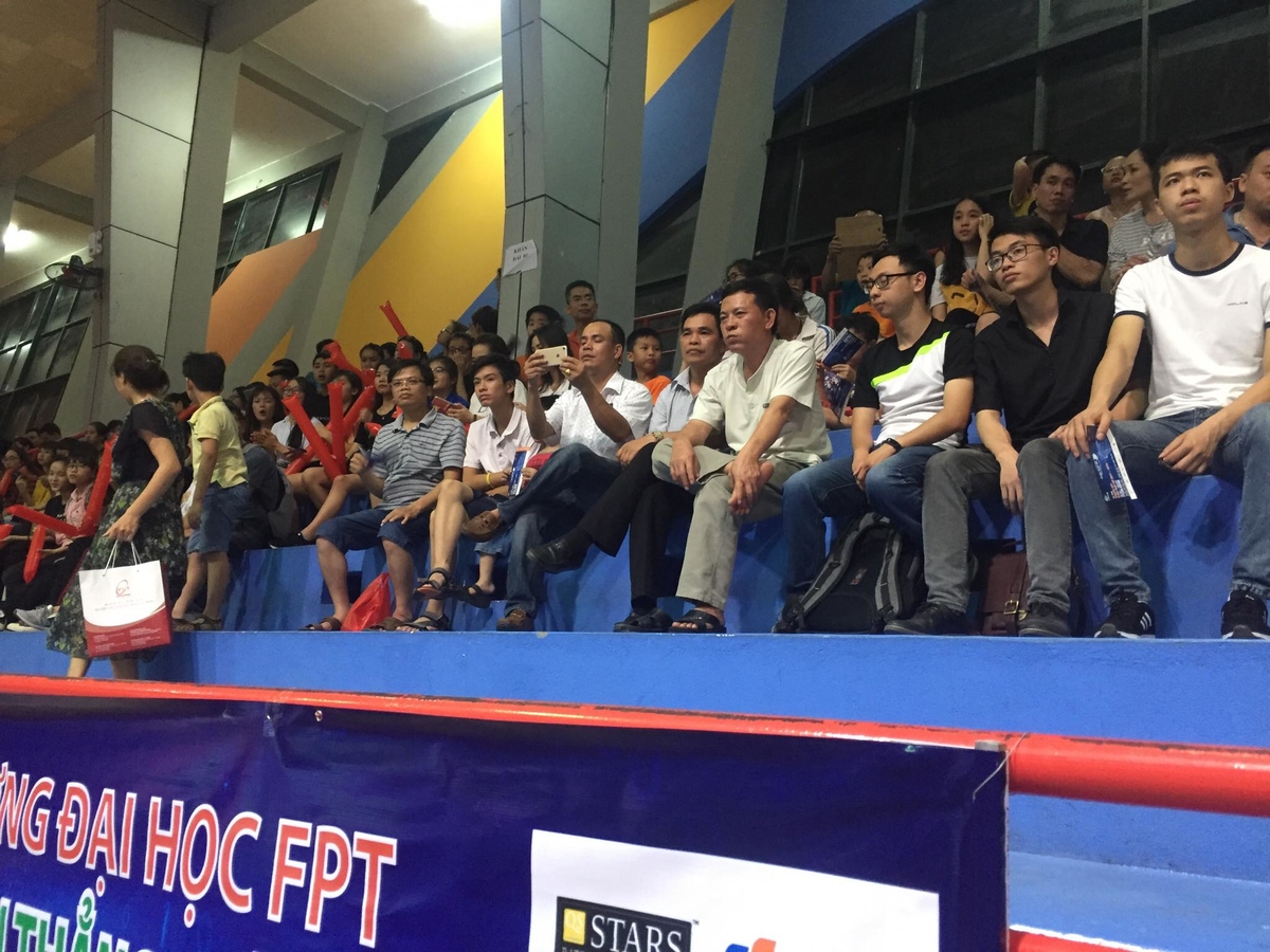 <p> Nguyễn Thị Hồng, ĐH Công nghệ ĐH Quốc gia Hà Nội, với niềm phấn khích trước giờ thi đấu của đội UET Fastest bày tỏ: “Chúng em tin tưởng các bạn sẽ giành được kết quả xứng đáng với khả năng của mình. Đây là một sân chơi thực sự bổ ích cho sinh viên Việt Nam”. </p>