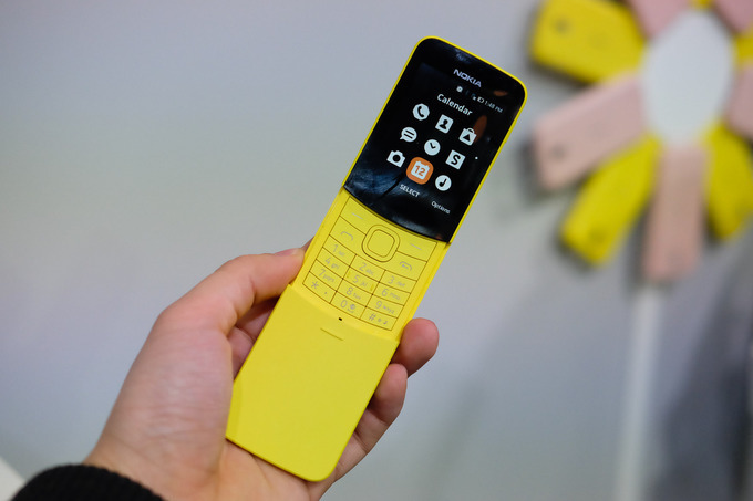 <p class="Normal"> <strong>Nokia 8810 màu vàng (1,68 triệu đồng)</strong></p> <p class="Normal" style="text-align:justify;"> Điện thoại của Nokia lấy cảm hứng từ mẫu Nokia 8110 ra mắt 20 năm trước, từng xuất hiện trong bộ phim Matrix (Ma trận). Máy chỉ có 2 màu đen và vàng, trong đó màu vàng trông nổi bật và được chú ý nhiều hơn. Điện thoại quả chuối của Nokia chỉ có các tính năng cơ bản và màn hình màu chỉ 2,4 inch, vi xử lý Qualcomm Snapdragon 205, RAM 512MB và bộ nhớ chỉ 4GB. Tính năng nổi trội nhất của sản phẩm là phát Wi-Fi thông qua kết nối 4G, khá tiện dụng khi có thể sử dụng như một điện thoại phụ kèm với smartphone. Máy có cả phiên bản hỗ trợ 1 sim lẫn 2 sim. Ưu điểm nữa ở 8110 bản mới là pin dùng siêu lâu với thời gian chờ lên tới 25 ngày (theo lý thuyết). Pin đi kèm với mẫu điện thoại cơ bản này có dung lượng tới 1.500 mAh và cho thời gian phát 4G Wi-Fi Hotspot khoảng 7 giờ liên tục. Camera phía sau chỉ có độ phân giải 2 megapixel cùng với đèn flash đơn.</p>