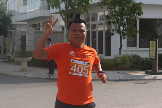 <p> Anh Bùi Thanh Bình, PGĐ Trung tâm Phân phối dịch vụ FTI, luôn là người tạo dáng nhanh nhất mỗi khi ống kính máy ảnh hướng tới.</p>