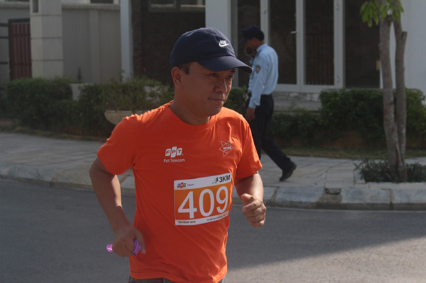 <p> Giám đốc Vùng 2 FPT Telecom - anh Phạm Trung Hà luôn giữ một khuôn mặt "lạnh lùng" trong suốt giải chạy.</p>