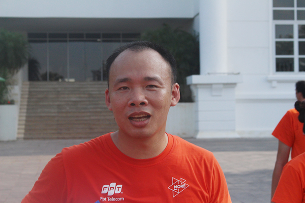 <p> Giám đốc chi nhánh Nghệ An Nguyễn Khắc Hiếu không giấu nổi mệt mỏi sau chặng đường 3 km trong thời tiết oi nóng của Sầm Sơn.</p>