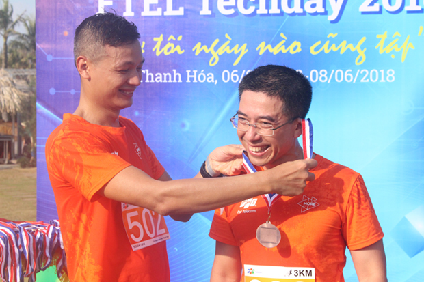 <p> Anh Vũ Anh Tú trao huy chương Đồng cho TGĐ FPT Telecom Hoàng Việt Anh.</p>
