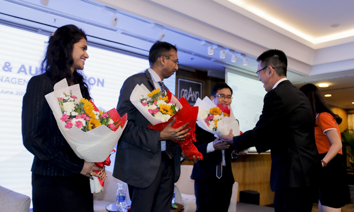 <p> Kết thúc chương trình, anh Thái Quang Hy tặng hoa cảm ơn các diễn giả đã chia sẻ kinh nghiệm. </p>