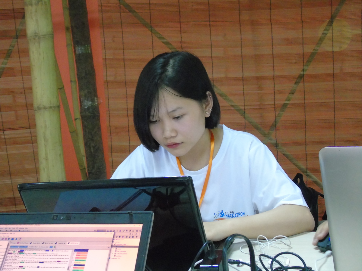 <p> Nữ thủ lĩnh của TQT Team Nguyễn Thị Vi Quỳnh là một cô gái khá mạnh mẽ và cá tính. Cô gái sinh năm 1998 có sở thích là bóng đá, đọc truyện Manga, trồng cây và đọc sách. Quỳnh chỉ đặc biệt thích 2 màu đen và trắng.</p>