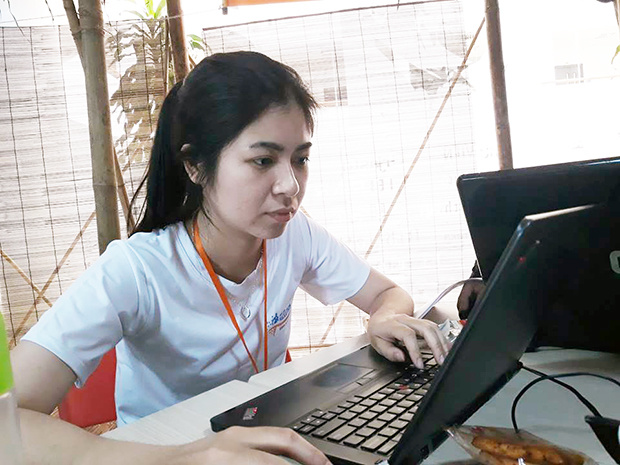 <p> Một nữ đội trưởng nữa đến từ đội OLAF (ĐH FUNiX) là Nguyễn Vũ Minh Nguyên. Nguyên sinh năm 1992, từng theo học Quản trị Kinh doanh và làm việc trong ngành du lịch tại Kon Tum. Nhận thấy ở đâu cũng cần đến IT nên Nguyên đã theo học CNTT tại ĐH FUNiX. Càng học càng say mê với công nghệ, cô gái Tây Nguyên đã quyết định tham gia FPT Edu Hackathon 2018 để thỏa mãn niềm đam mê của mình.</p>