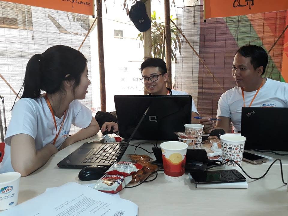 <p> Minh Nguyên cùng 3 chàng trai Phạm Minh Hùng, Võ Tiến Công (TP HCM) và Trần Thanh Tịnh (Cần Thơ) đã tập hợp thành đội OLAF để dự thi với ý tưởng "Áp dụng IoT vào nhà trồng nấm rơm". Đến với vòng Chung kết trong một tâm trạng rất thoải mái, Nguyên bày tỏ, cái được lớn nhất khi tham gia FPT Edu Hackathon là có cơ hội để thử cái mới, khám phá và được làm về IoT.</p>
