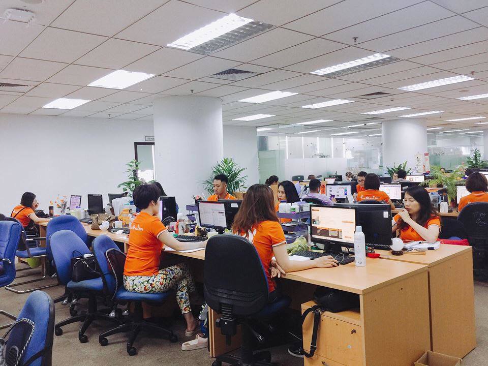 <p> FPT Online cũng mặc áo cam rất đầy đủ. Theo chị Nguyễn Thùy Trang, phòng Marketing FPT Online chia sẻ thì mọi người đều tự giác mặc áo và rất vui vẻ chấp hành quy định của công ty. <em>Ảnh</em>: <strong>Thùy Trang</strong>.</p>