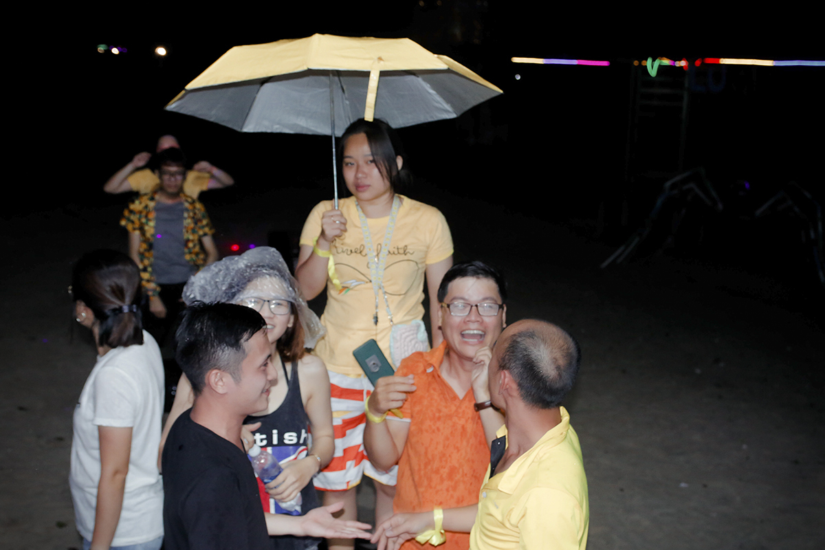 <p style="text-align:justify;"> Cuộc thi FUN's Talent nằm trong chương trình FUN Training Camp 2018 - "Lên rừng xuống biển" được tổ chức tối ngày 9/6, tại Lu Glamping, Bình Thuận. Trước khi chương trình diễn ra, trời đổ mưa rất nặng hạt kèm theo gió mạnh. Các đội chơi che ô ra khu vực sân khấu để tham gia biểu diễn và cổ vũ. </p>