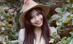 Cô nàng FPT Online 'gây thương nhớ' bên hoa tường vi