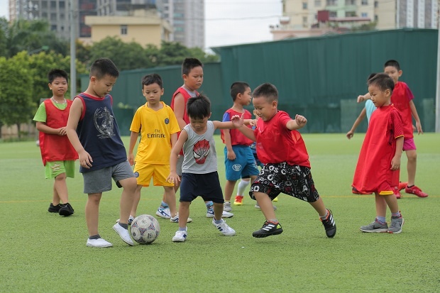 <p class="Normal"> Tại đây, các bé được học những kỹ thuật cần phải có khi đứng trên sân cỏ, từ chạy khởi động, chuyền bóng, bắt bóc…</p>