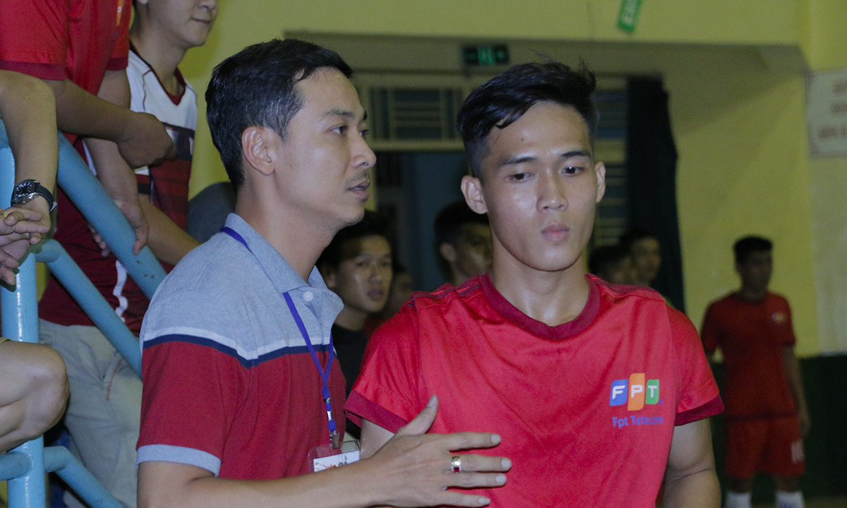 <p> Huấn luyện viên Nguyễn Hoàng Anh Tuấn của FPT Telecom liên tục chỉ đạo các cầu thủ trên sân. </p>