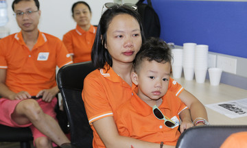 'Cùng bố mẹ bên con' đầy cảm xúc tại văn phòng nhà F Singapore