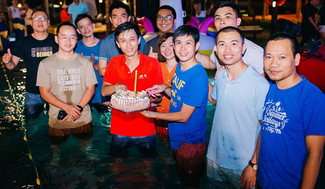 <p style="text-align:justify;"> Nhân chuyến đi, đoàn còn tổ chức sinh nhật cho anh Nguyễn Quảng Bình và Lê Văn Thanh.</p>