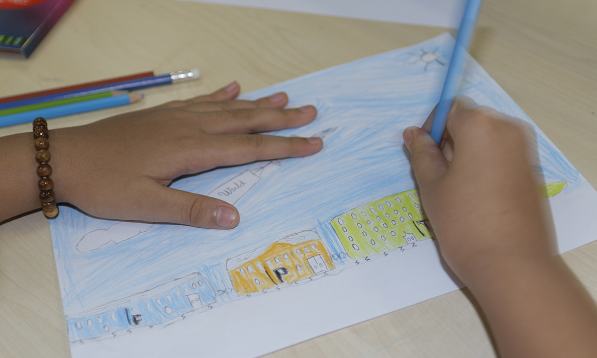 <p> Ban tổ chức khuyến khích các bé sử dụng 3 màu chủ đạo xanh dương, cam, xanh lá để thực hiện các bức tranh. Trong hình, bức tranh của Bùi Khoa Bảo Nam thể hiện hình ảnh con tàu.</p>