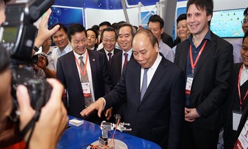 Thủ tướng Nguyễn Xuân Phúc thăm gian hàng Tập đoàn FPT