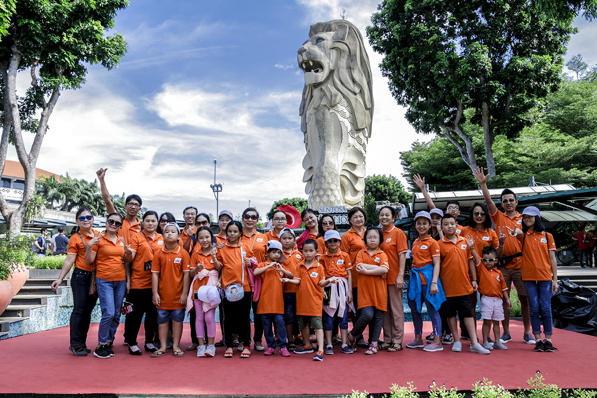 <p> Cả đoàn check-in tại tượng sư tử biển Merlion lớn nhất Singapore. </p>