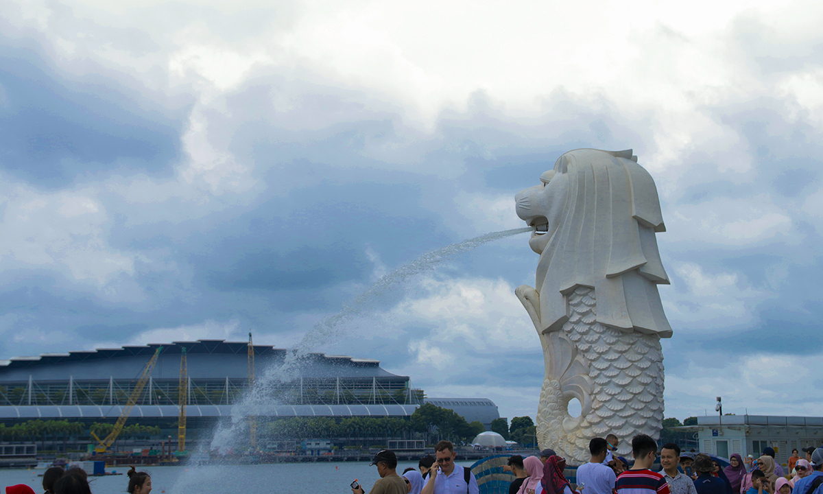 <p class="Normal" style="text-align:justify;"> Nằm bên Marina Bay Sand là <strong>công viên Sư tử biển Merlion</strong>. Tượng Sư tử biển Merlion nặng 70 tấn, cao 8,7 m, được xem là biểu tượng quốc gia Singapore. Tương truyền rằng thân xác của con cá Merlion tượng trưng cho sự bình dị của người Singapore bắt đầu từ một ngôi làng đánh cá nhỏ ở mũi phía nam bán đảo Malaysia, còn đầu của Sư tử tên ban đầu là Singapura, có nghĩa là thành phố Lion ở Mã Lai.</p>