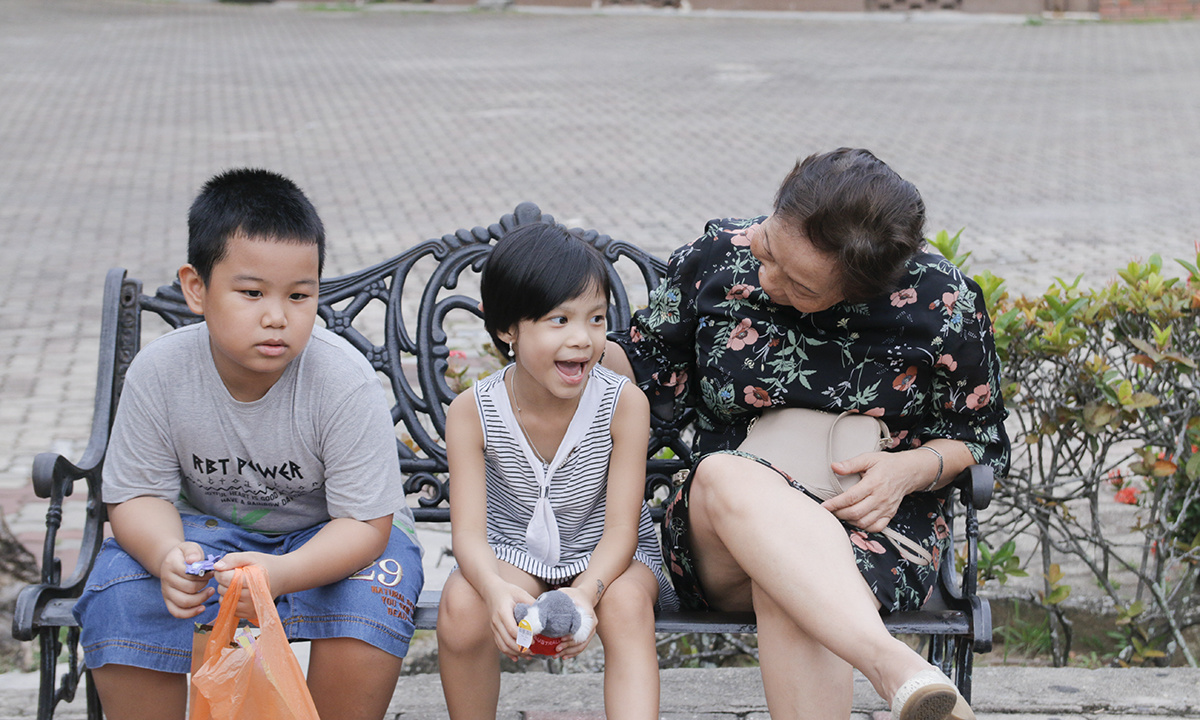 <p class="Normal" style="text-align:justify;"> Năm nay, hướng đến kỷ niệm FPT 30 năm, chuyến đi Singapore - Malaysia từ 10/7 - 15/7 là món quà đặc biệt CLB Trường Tồn dành tặng cho các bé thuộc chương trình “Cùng bố mẹ bên con”. Chị Trương Thanh Thanh kỳ vọng chuyến đi mang đến cho các bé những trải nghiệm mới lạ, các bố mẹ kết nối với nhau bằng những sợi dây cảm xúc đặc biệt. “Sau này khi các con lớn lên, nhìn lại, các con sẽ thấy đây là những khoảnh khắc thật đẹp”, chị Thanh nhắn nhủ các bé. “Bác đã ấp ủ mong muốn đưa các con đi từ lâu và đi xa hơn nữa”.</p>