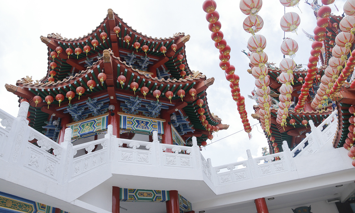 <p class="Normal" style="text-align:justify;"> <span>Rời Malacca, đoàn đến thủ đô Kuala Lumpur. Buổi sáng đầu tiên ở thủ đô, đoàn đến viếng chùa Bà Thiên Môn Hậu. Chính thức khánh thành từ năm 1989, chùa Bà Thiên Hậu tọa lạc trên đồi Robson, có diện tích hơn 6.760 m2. Ngay phía trước có thờ tượng Phật bà Quan Âm. </span><span>Nơi thờ phượng nằm trên tầng 4 của chùa với các nghi thức cúng kiếng. </span></p> <p class="Normal" style="text-align:justify;"> Chùa Bà Thiên Hậu ở Kuala Lumpur có kiến trúc và trang trí lộng lẫy, công phu theo phong cách Trung Hoa, là một trong những chùa chiền có quy mô lớn ở Đông Nam Á. </p>