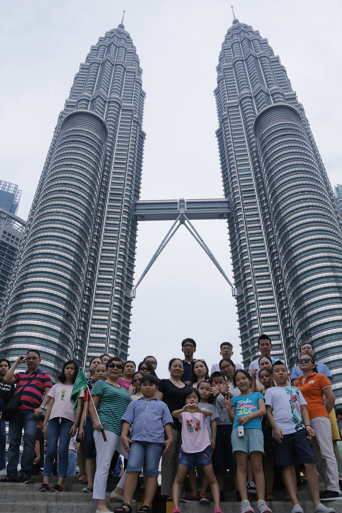<p class="Normal" style="text-align:justify;"> Địa điểm bất kỳ ai đến với Malaysia đều muốn check-in chính là tháp tháp đôi Petronas (Twin Towers). Tháp đôi Petronas được xem là biểu tượng của đất nước Hồi giáo Malaysia, đây là niềm tự hào của người dân, đại diện cho giá trị tăng trưởng và khát vọng nổi bật trong sân chơi thế giới. Tháp đôi Petronas có phong cách thiết kế độc đáo ít có trên thế giới, lấy cảm hứng từ kiến trúc của các nhà thờ Hồi giáo kết hợp với những nét kiến trúc mang phong cách hiện đại. Mặt ngoài của tòa tháp được làm hoàn toàn bằng kính và thép chịu lực theo phong cách kiến trúc nghệ thuật của đạo Hồi.</p> <p class="Normal" style="text-align:justify;"> Twin Towers có 88 tầng, cao 452 m từng giữ danh hiệu tòa nhà cao nhất thế giới trong suốt những năm từ 1998 đến 2003. </p>