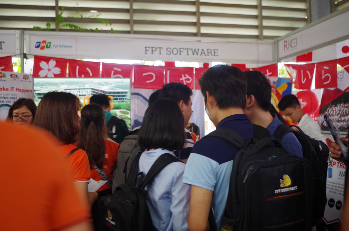 <p class="Normal" style="text-align:justify;"> Các gian hàng của các doanh nghiệp thu hút nhiều sự quan tâm của các bạn sinh viên như: FPT Software, VNTRIP Việt Nam, Altplus Việt Nam….</p>